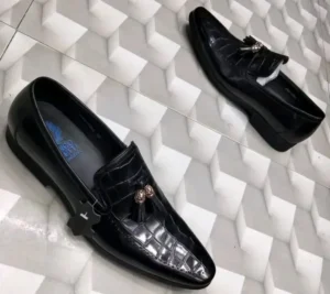 Men’s black leather loafers with textured leather upper and rubber sole, slip-on formal shoes suitable for office and business wear.
