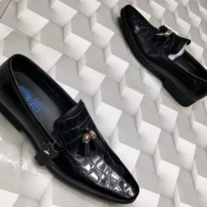 Men’s black leather loafers with textured leather upper and rubber sole, slip-on formal shoes suitable for office and business wear.