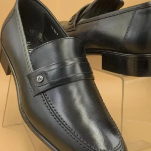 Pair of Pampa men’s black genuine leather shoes. Loafers with smooth finish and leather sole, designed for formal and office wear