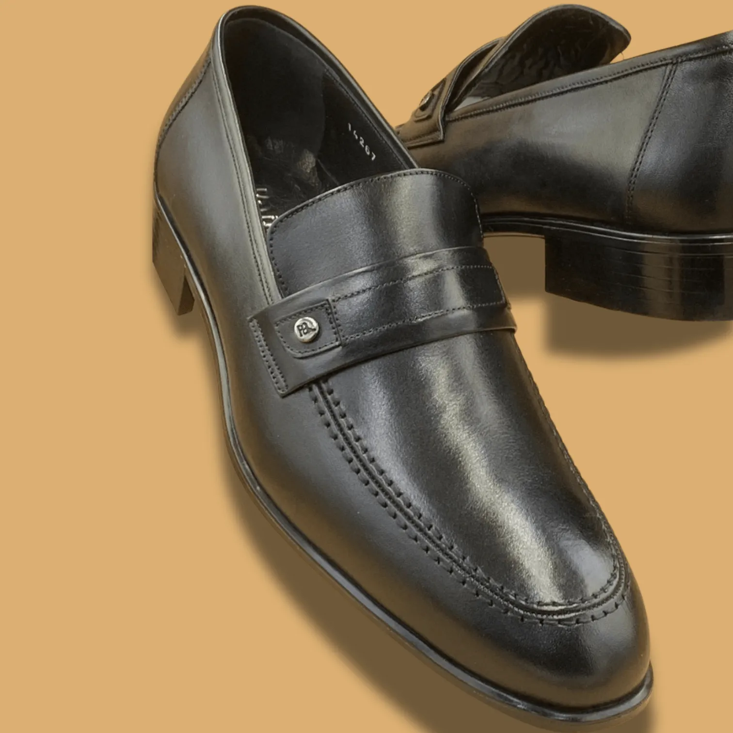 Pair of Pampa men’s black genuine leather shoes. Loafers with smooth finish and leather sole, designed for formal and office wear